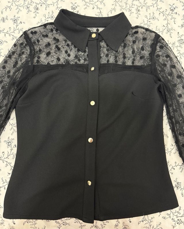 Camisa negra con encaje de lunares