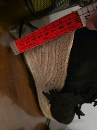 Botines de ante con cuña y flecos