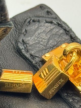 Guantes de Piel Hermes Negros con Logo Dorado