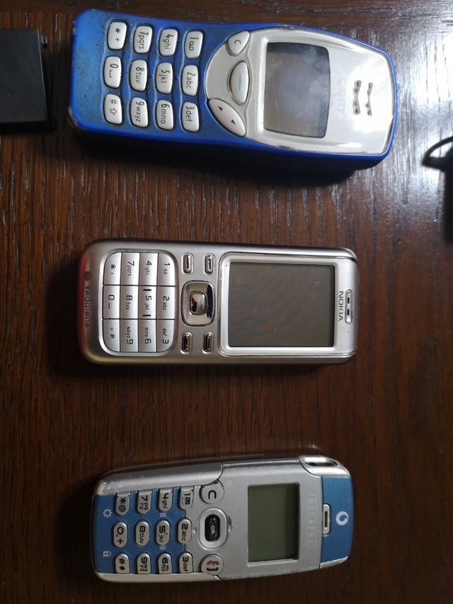 Tres móviles antiguos