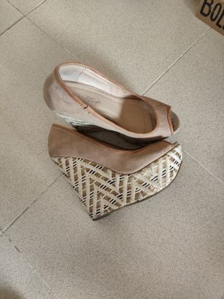 Zapatos de cuña beige