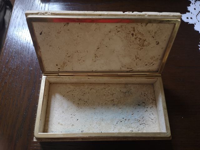 Cala de piedra antigua para joyero