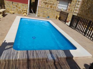 Piscina prefabricada de poliéster y fibra