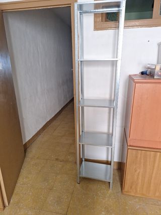 Estantería de metal