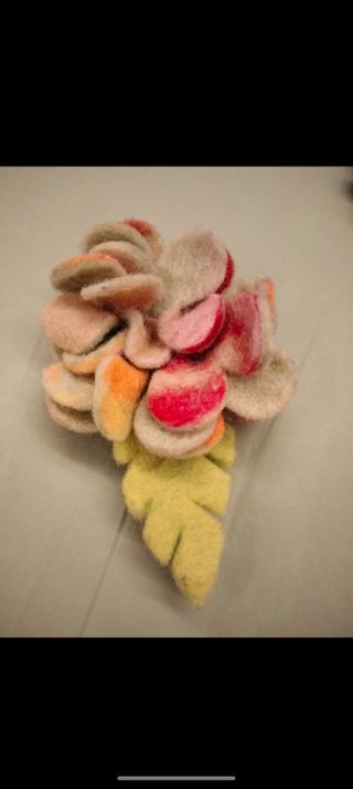 Spilla floreale fatta a mano