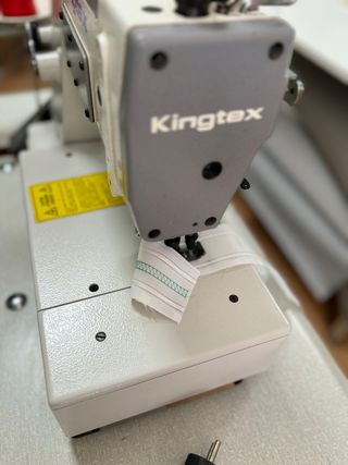 Máquina de coser industrial recubridora
