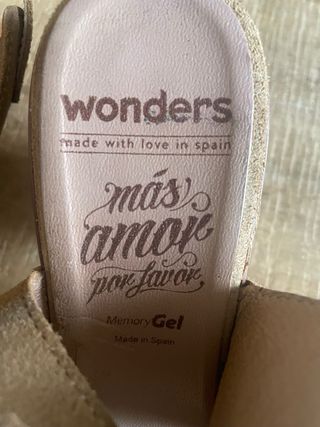 Sandalias Wonders ante bordado tacón 38