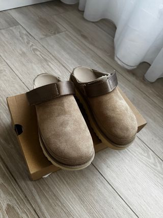 UGG Goldenstar Zuecos arena
