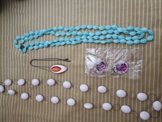Collares de cuentas azules y blancas