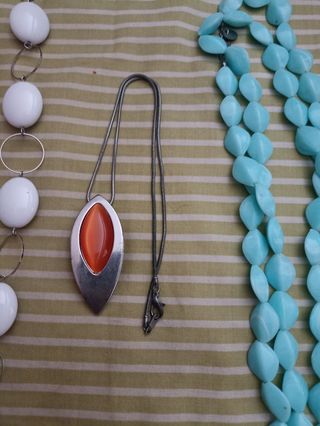 Collares de cuentas azules y blancas