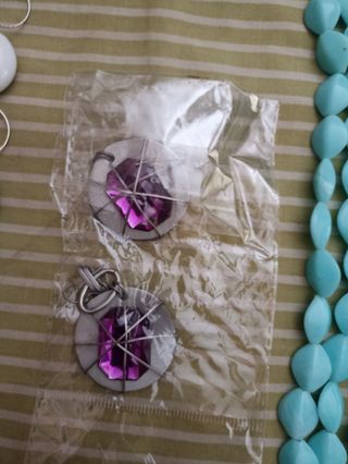 Collares de cuentas azules y blancas