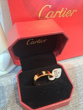 Anillo dorado estilo Love 