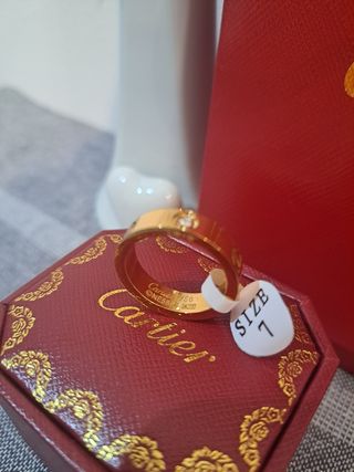 Anillo dorado estilo Love 