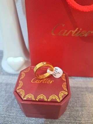 Anillo dorado estilo Love 