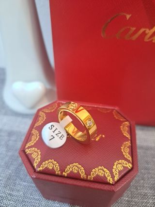 Anillo dorado estilo Love 