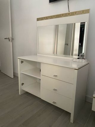 Cómoda blanca con espejo, solo falta una puerta.