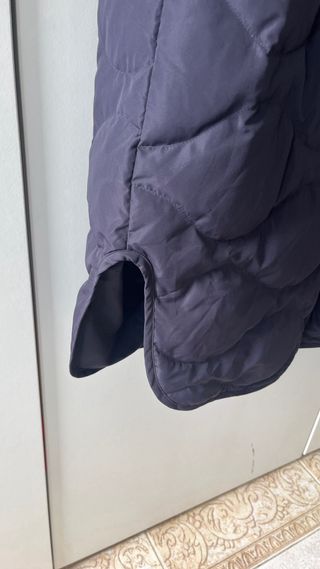 Abrigo acolchado COS azul plumas