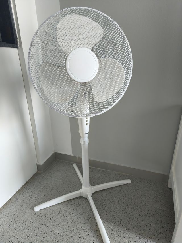 Ventilador de pie blanco