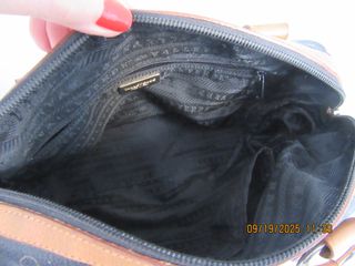 Bolso de cuero marrón con monograma