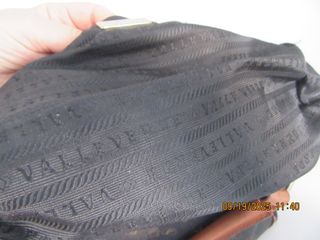 Bolso de cuero marrón con monograma