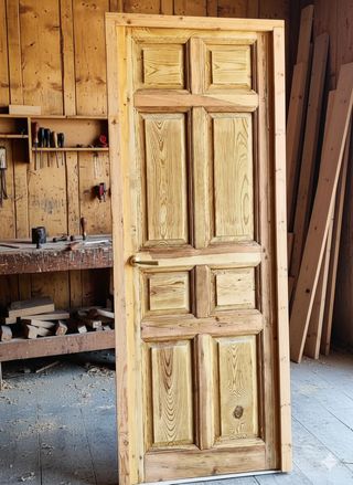 Puerta de madera antigua con marco