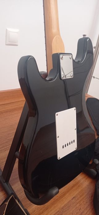 Guitarra Eléctrica con amplificador y accesorios 