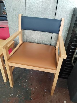 Silla de madera con asiento y respaldo