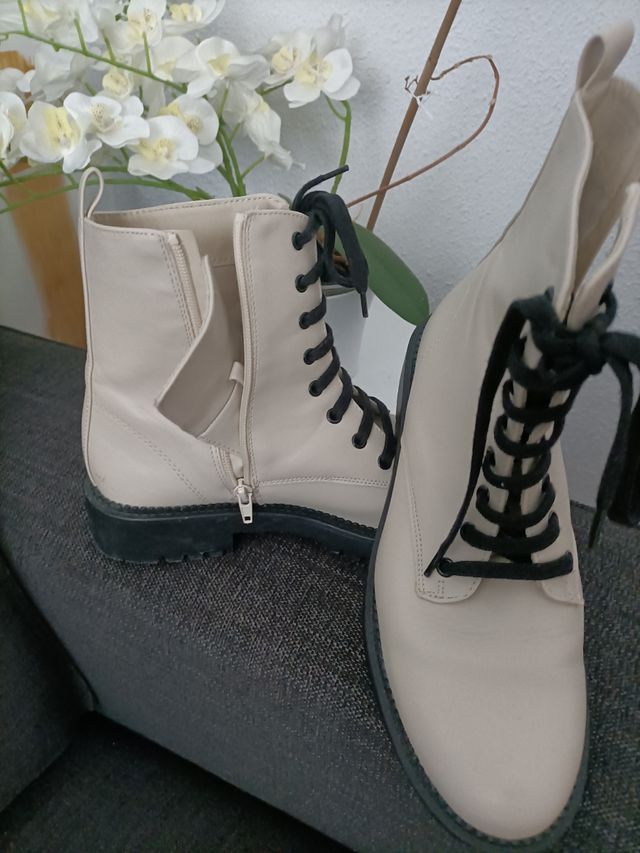 Botas Beige y Negro con Cordones