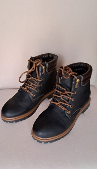 Botas de montaña marrones con cordones