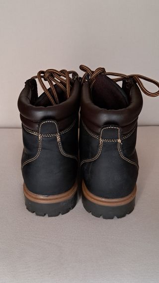 Botas de montaña marrones con cordones