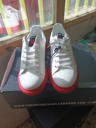 Deportivos Untouchables Hombre Blancos y Rojos