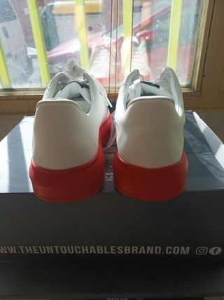 Deportivos Untouchables Hombre Blancos y Rojos