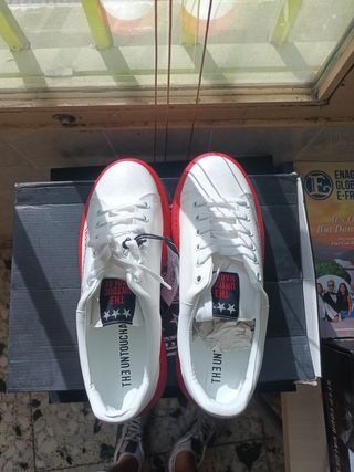Deportivos Untouchables Hombre Blancos y Rojos