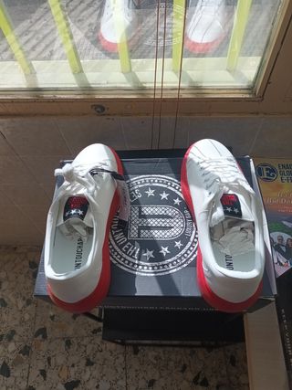 Deportivos Untouchables Hombre Blancos y Rojos