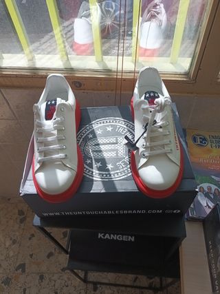 Deportivos Untouchables Hombre Blancos y Rojos