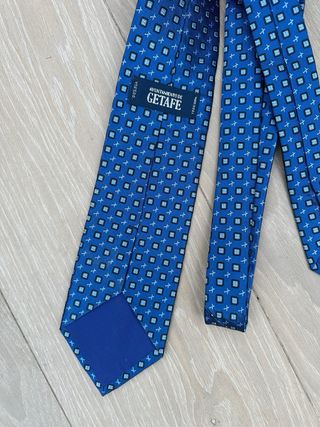 Corbata azul con estampado de cuadros
