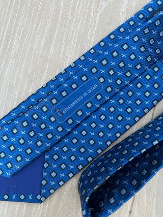 Corbata azul con estampado de cuadros