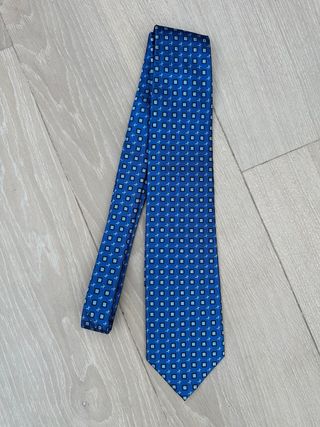 Corbata azul con estampado de cuadros