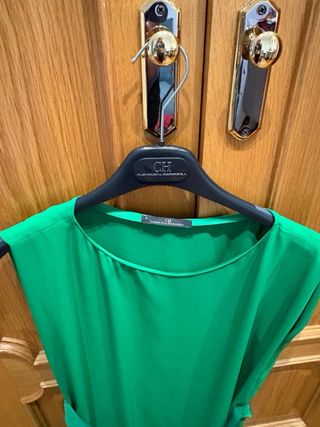 Vestido Carolina Herrera verde con flecos