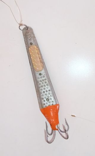 Señuelo de pesca plateado con anzuelos