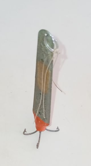 Señuelo de pesca plateado con anzuelos