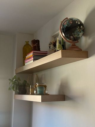 Estantes flotantes de madera