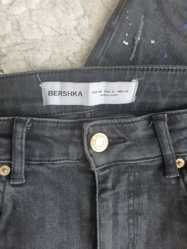 Pantalones Bershka negros rotos talla 40
