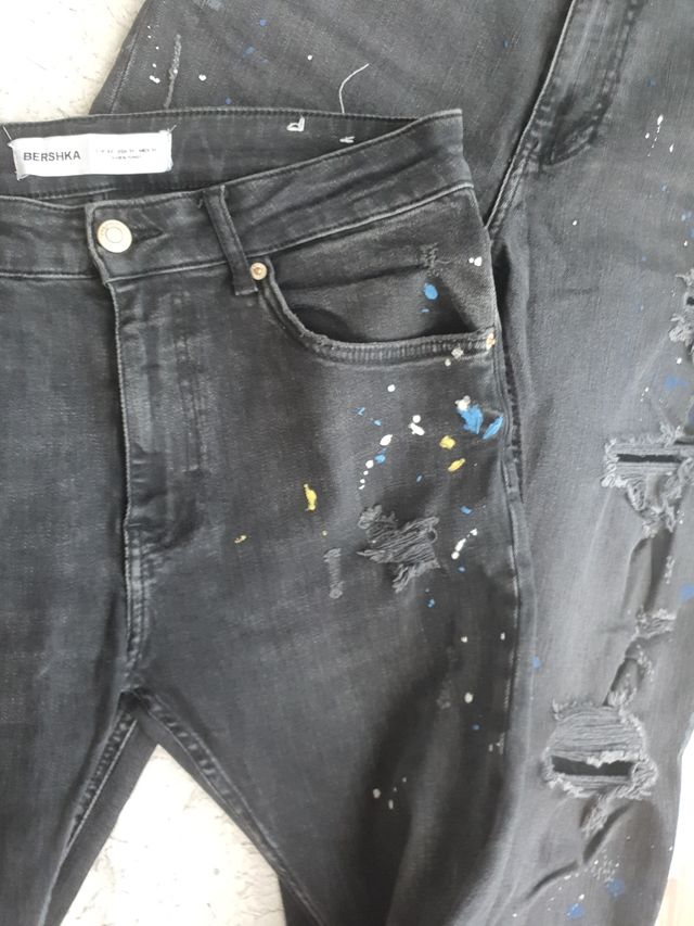 Pantalones Bershka negros rotos talla 40