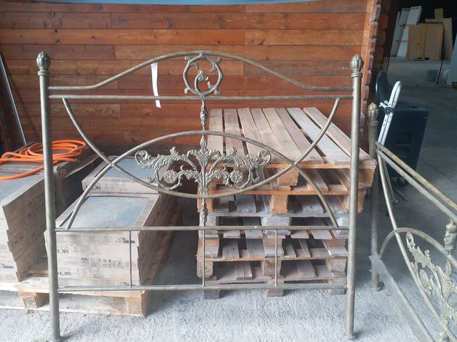 Cabecero antiguo de metal plateado