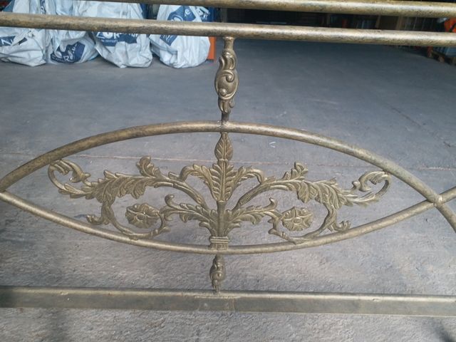 Cabecero antiguo de metal plateado