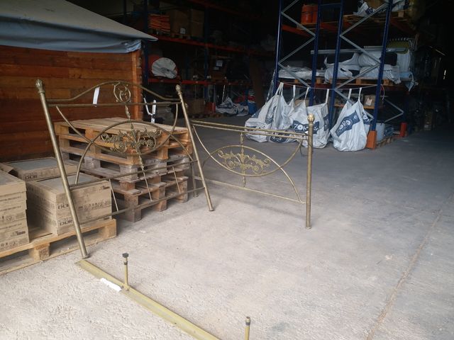 Cabecero antiguo de metal plateado