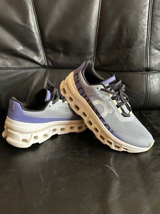 Zapatillas On Running Cloudmonster Mujer Gris/Mora