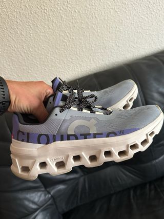 Zapatillas On Running Cloudmonster Mujer Gris/Mora