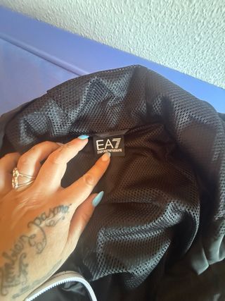 Chaqueta Emporio Armani Negra con Logo, Unisex 